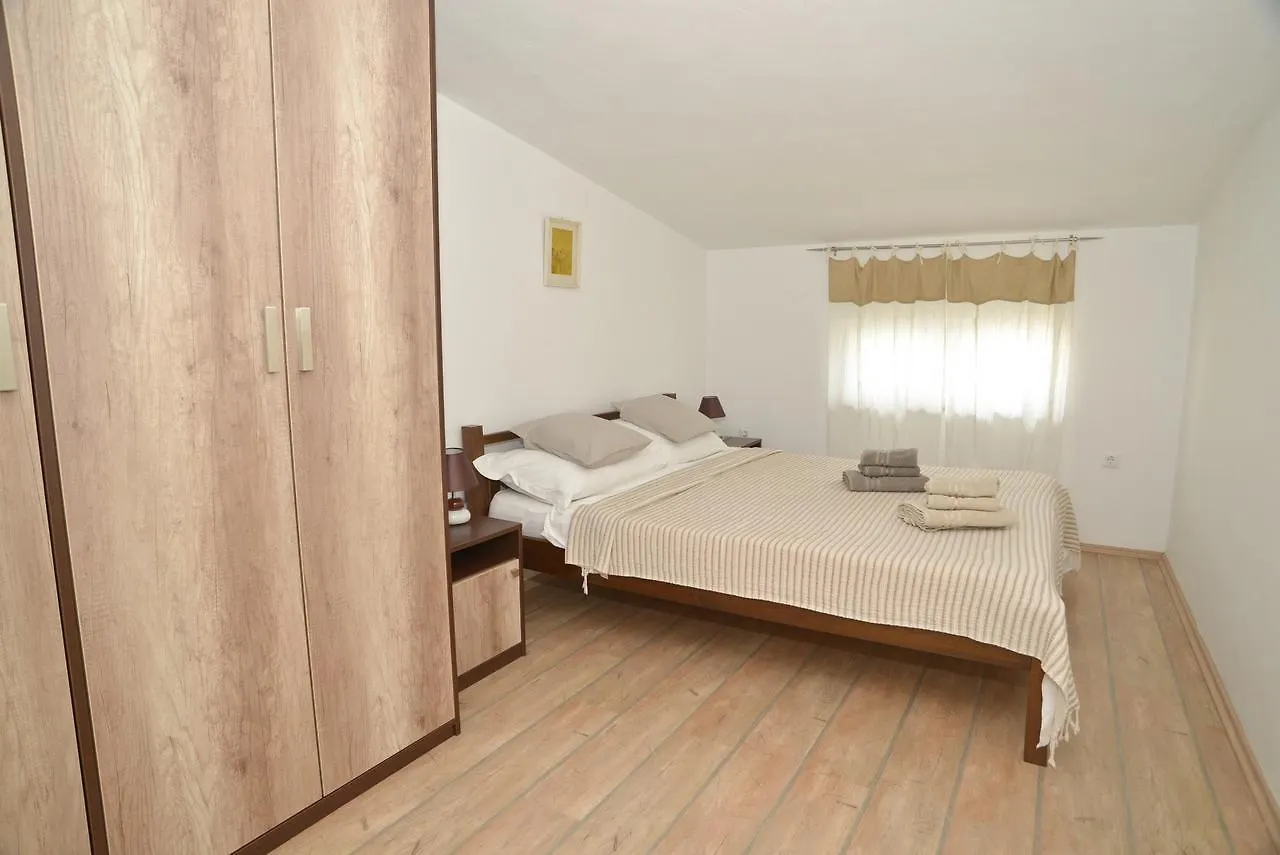 Apartment Yellow House Pag Town Kroatien