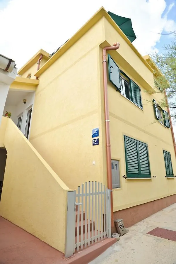 Apartment Yellow House Pag Town Kroatien