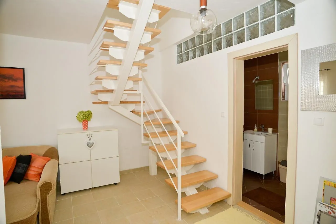 Apartment Yellow House Pag Town Kroatien