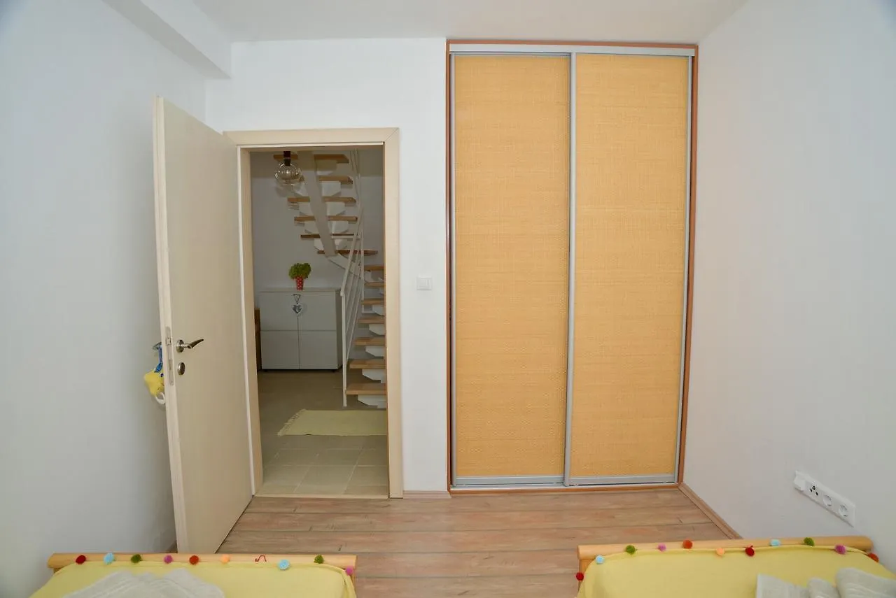 Apartment Yellow House 파그