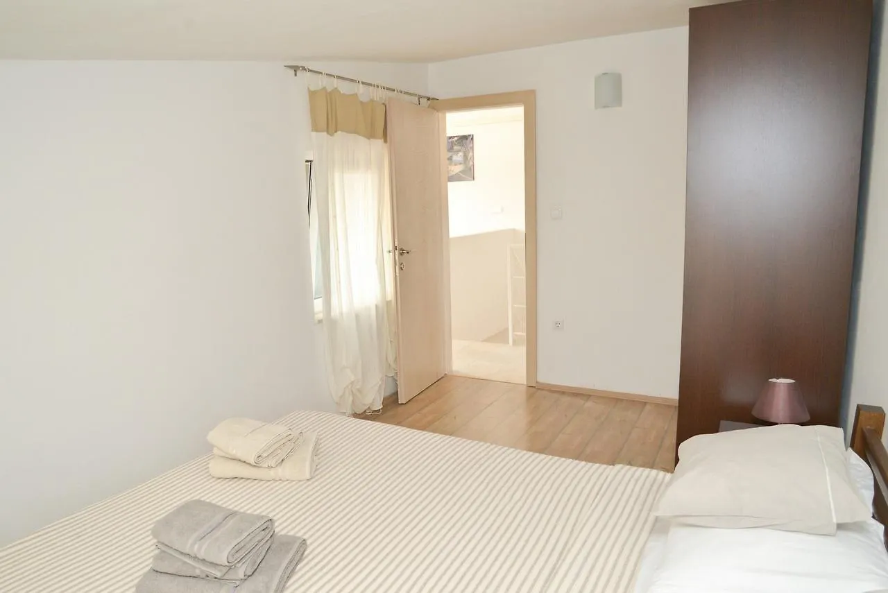 Apartment Yellow House Pag Town Kroatien