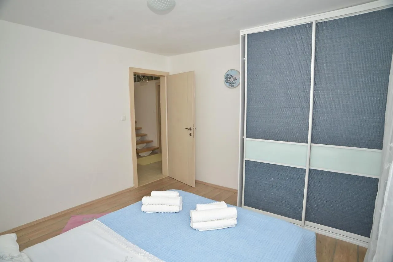Apartment Yellow House 파그