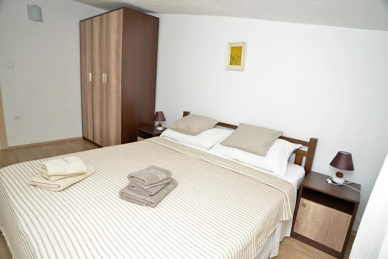 Apartment Yellow House 파그