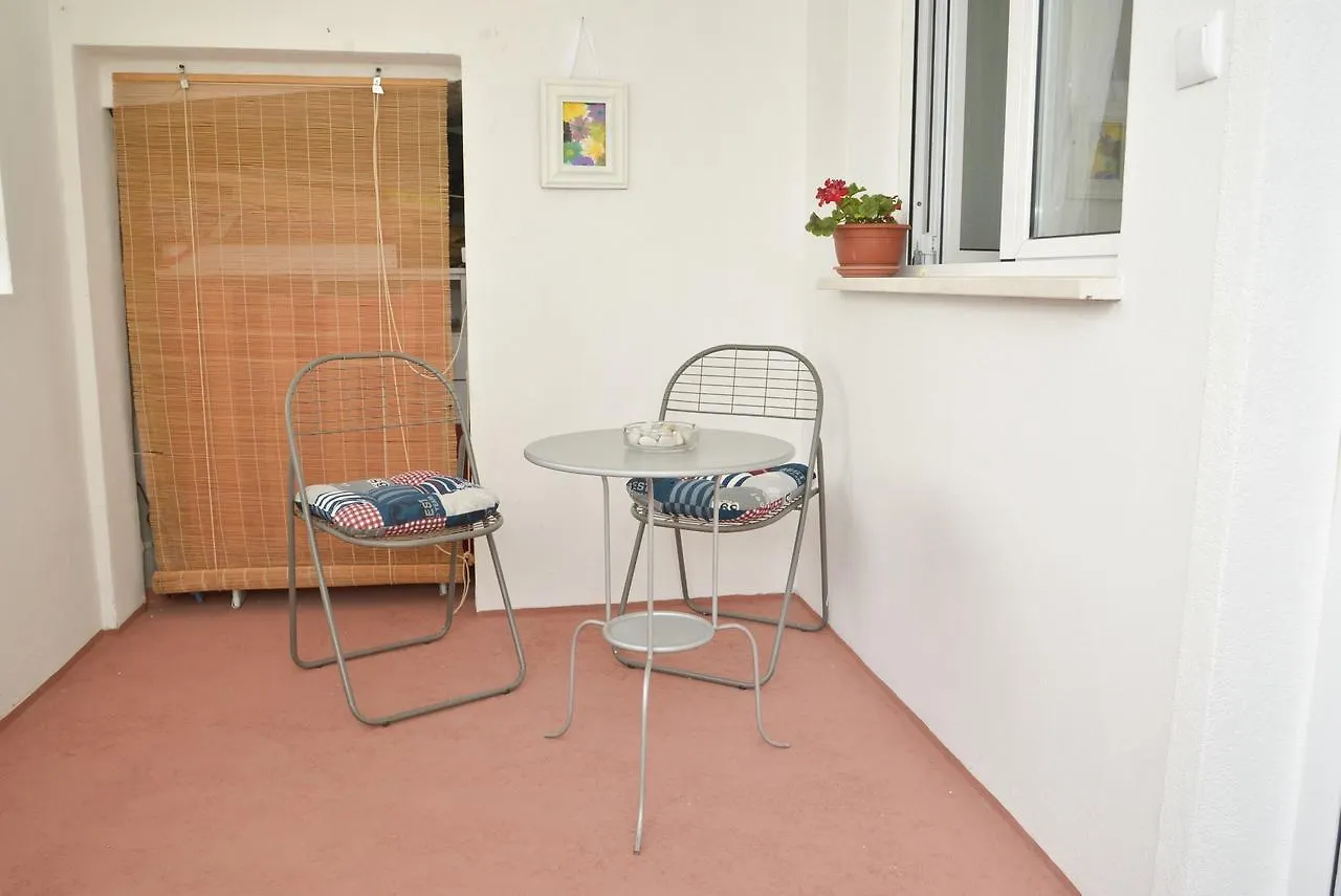 פג Apartment Yellow House